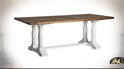 Grande table en bois d'orme finition vieilli et pieds en balustres blanc antique, 220cm